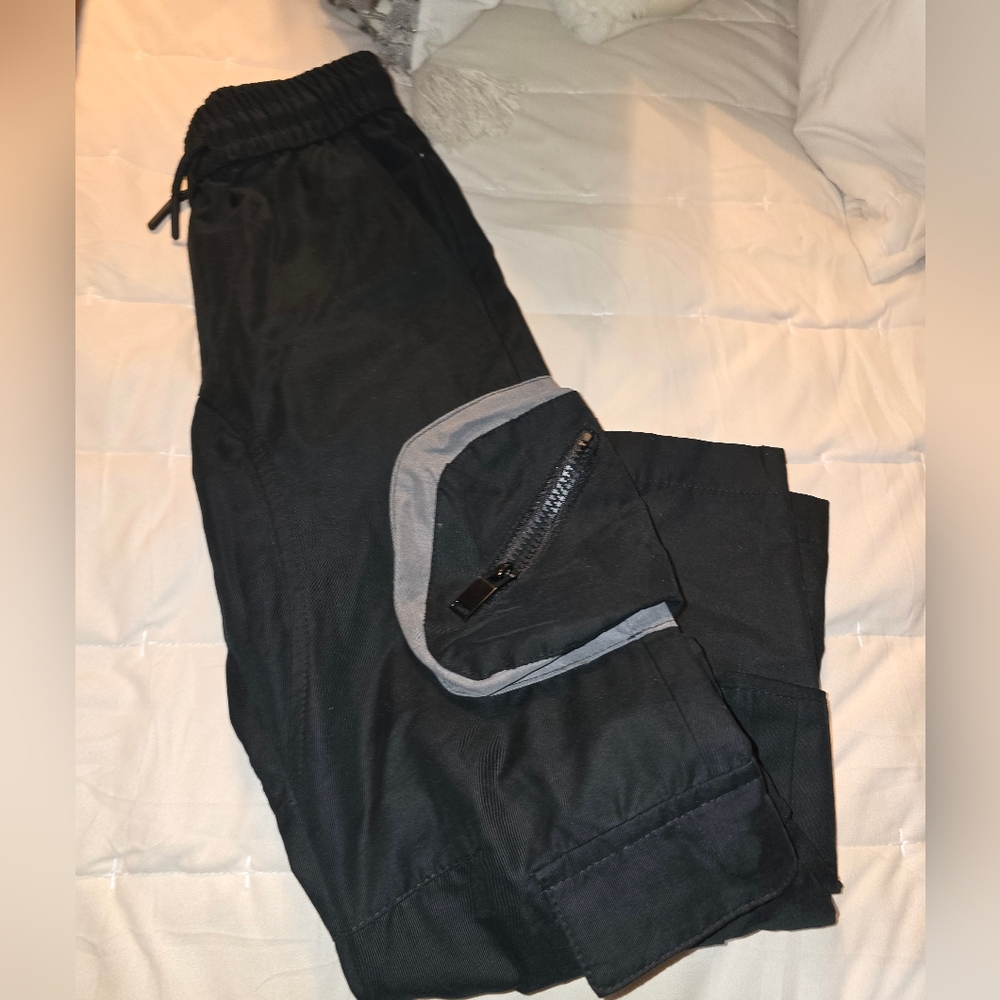 🎁FOREVER 21 BOYS MULTIPOCKET JOGGET PANTS